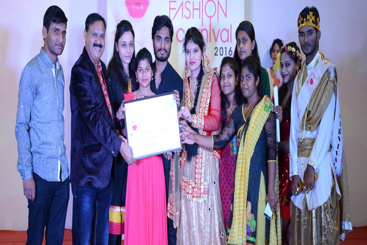 https://cache.careers360.mobi/media/colleges/social-media/media-gallery/17589/2019/7/27/Prize Distribution of Central India Institute of Mass Communication Nagpur_Events.jpg